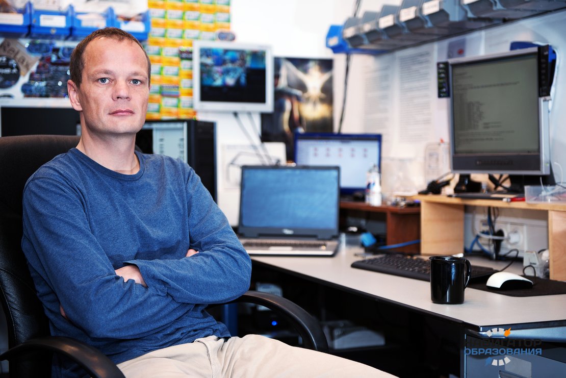 Человек, работающий за столом с компьютером и монитором. Десктоп.