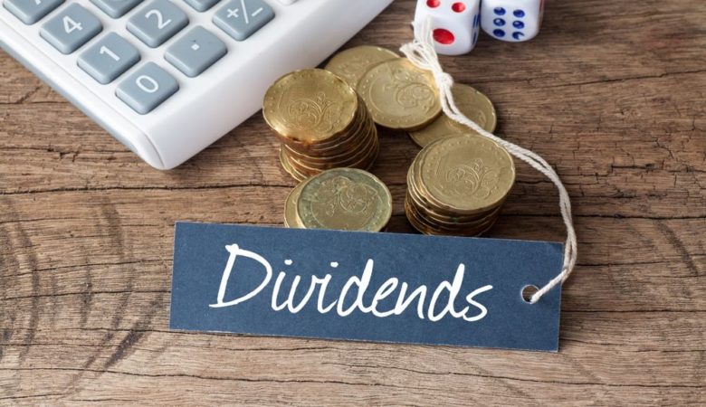 бизнес карта с надписью на бумаге - ключевые слова: бизнес карта, бумага, текст.