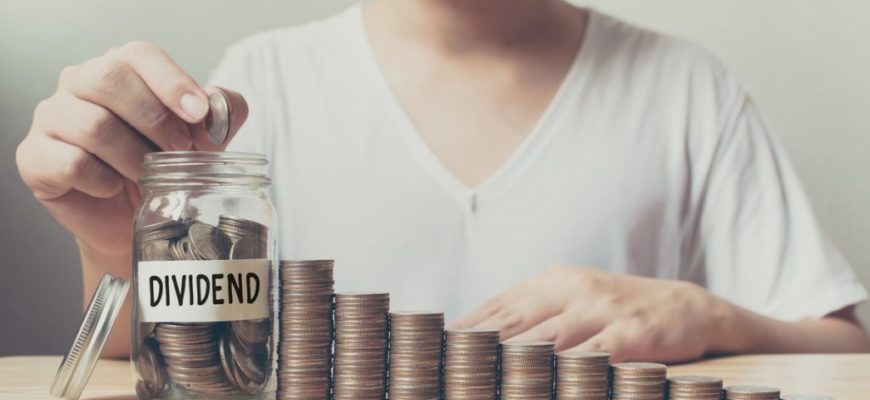 Стекло банки с деньгами - оптимизированный текст описания изображения.