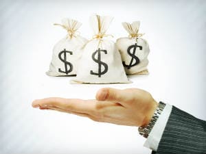 Человек держит сумку с текстом и символом номера на пальце руки.