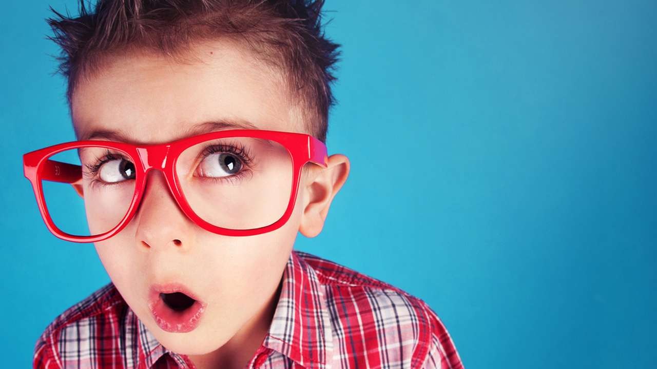 Голова удивленного человека с аксессуарами и очками.