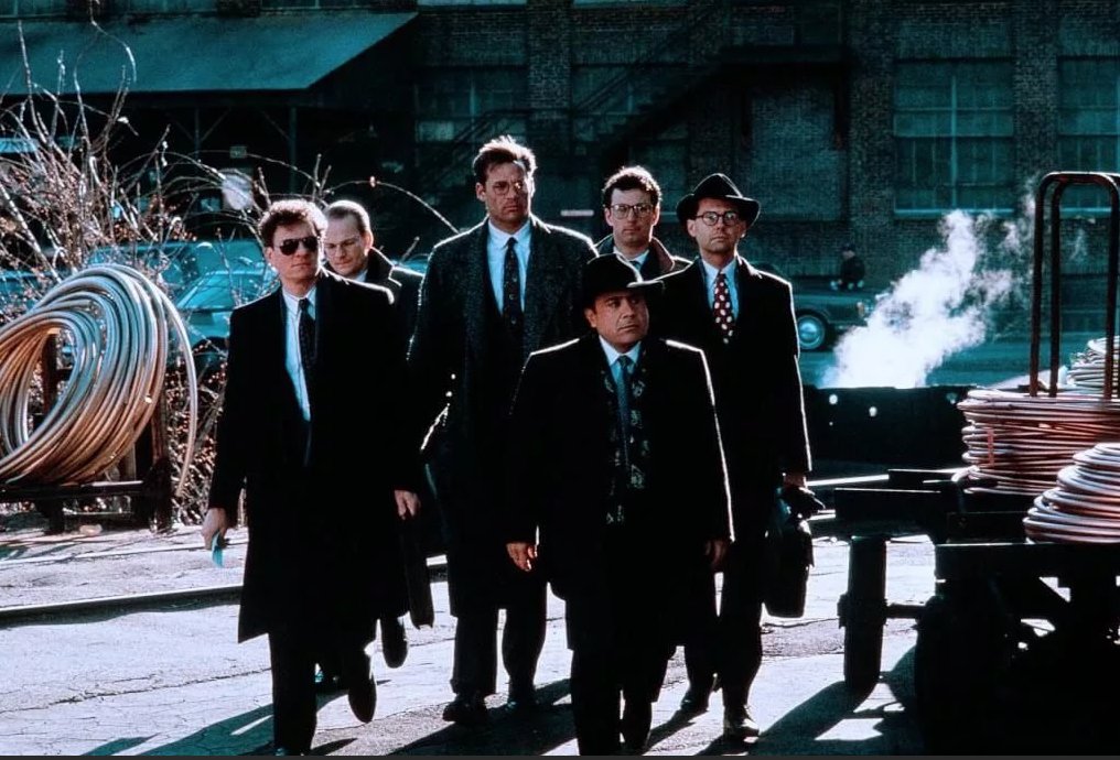 Человек в пальто, групповой портрет взрослых мужчин, лица и головы.