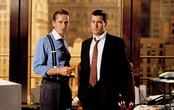 Аксессуары и официальная одежда: мужчина в пиджаке с галстуком и рубашкой.