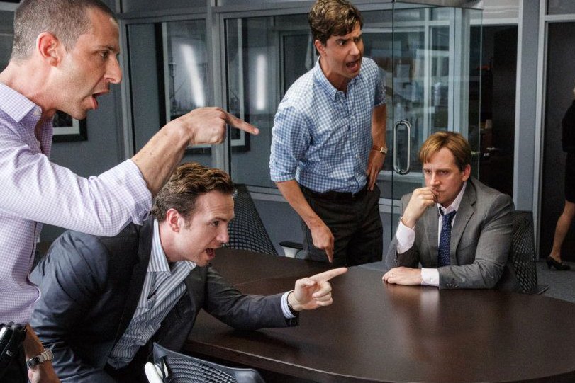 Двое взрослых мужчин ведут разговор, один из них выглядит сердито и возражает.