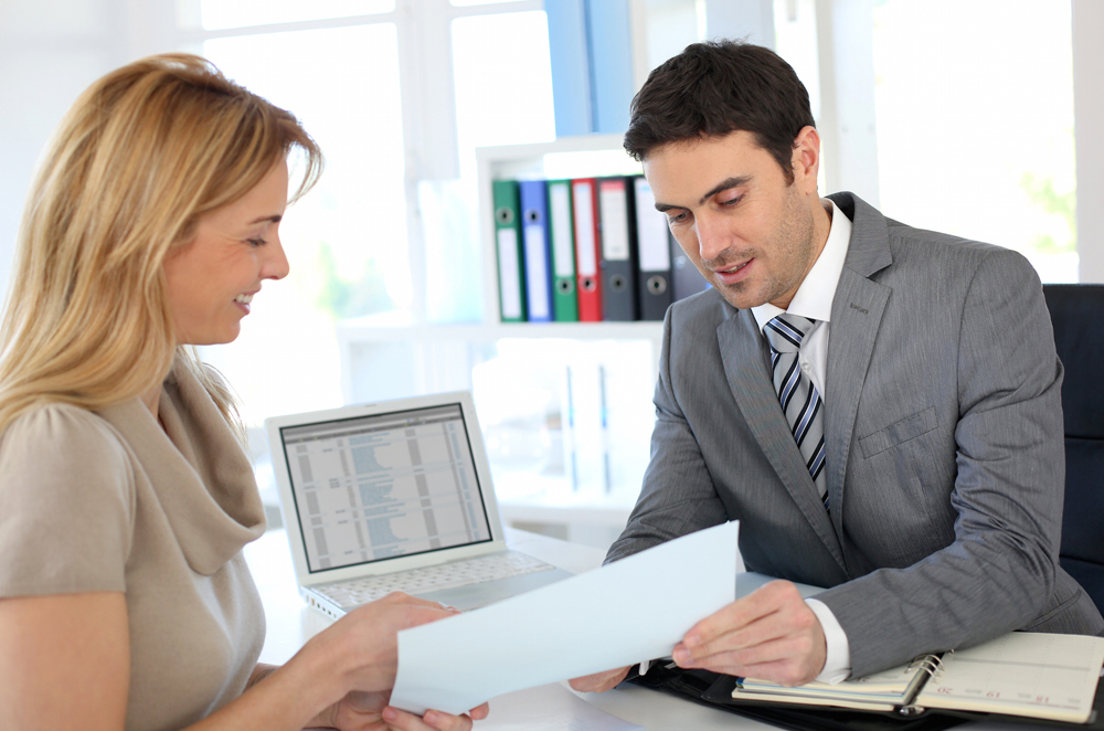 Разговор между взрослым мужчиной и женщиной за ноутбуком. Лица видны.