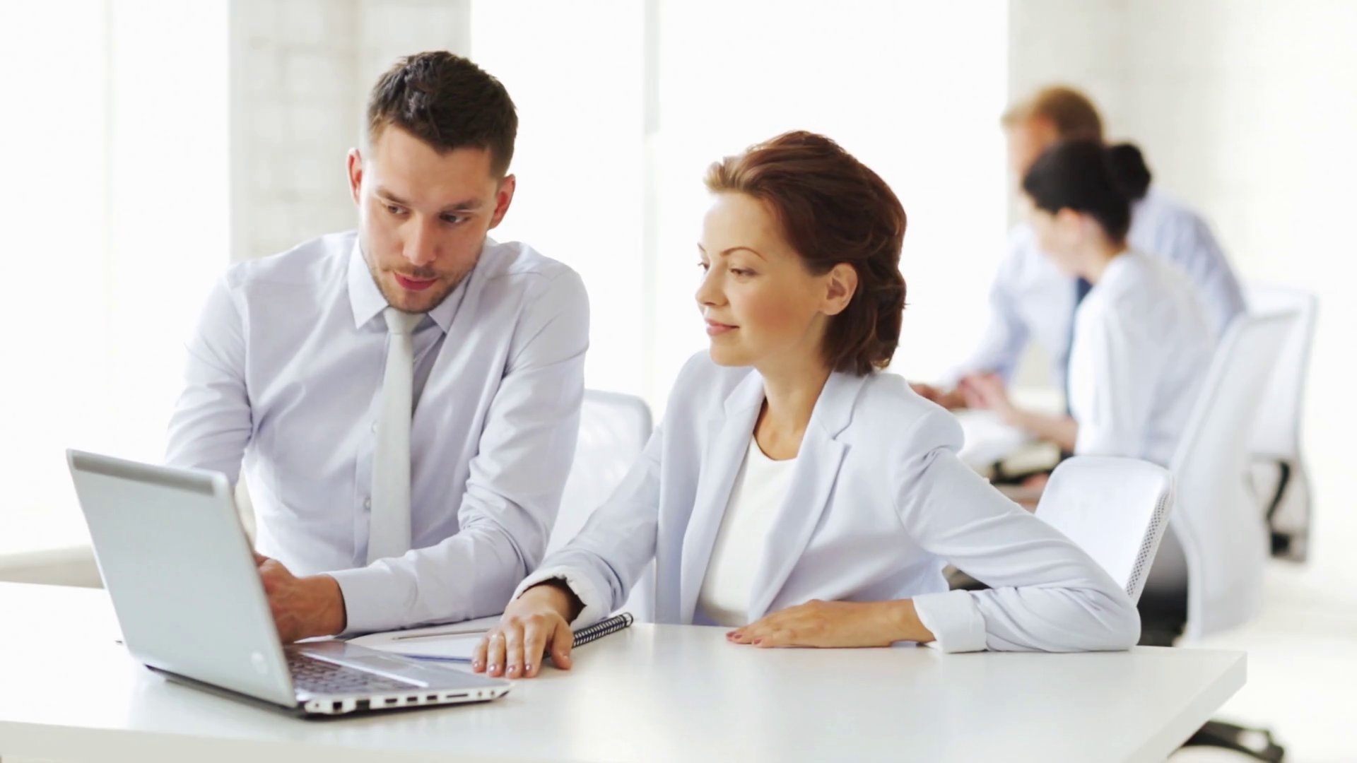 Взрослая женщина и мужчина-руководитель за ноутбуком, изображены лица.