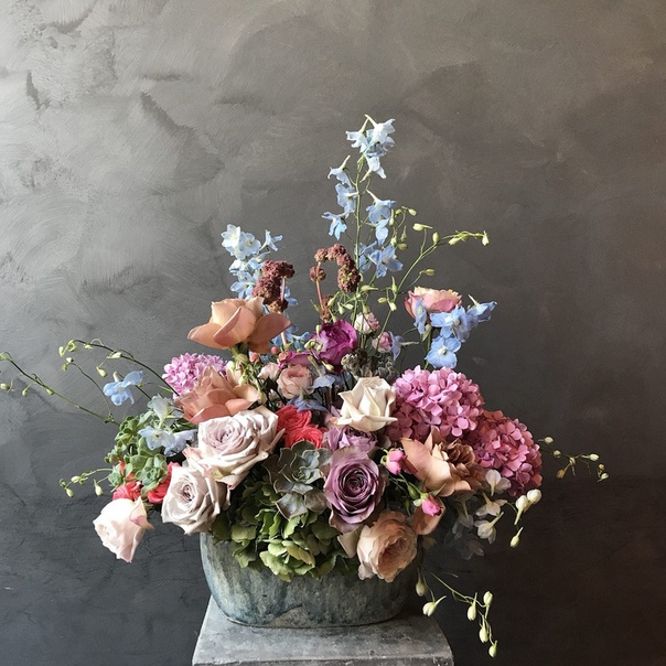 Букет цветов с розами, удивительный цветочный дизайн, графика и паттерн.