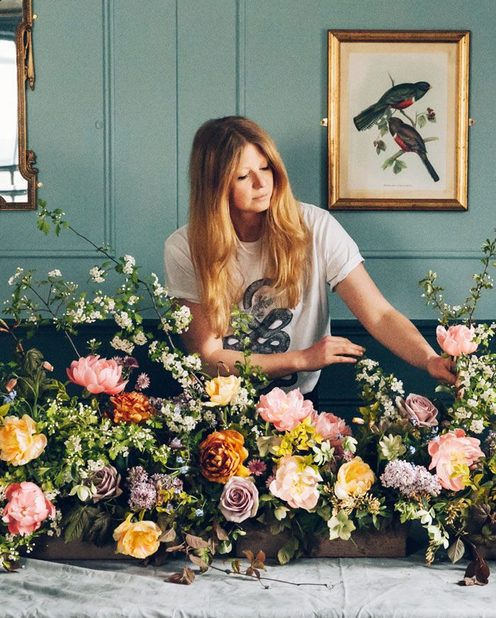 Цветочный букет из роз и даффодилей в руках женщины на портрете.