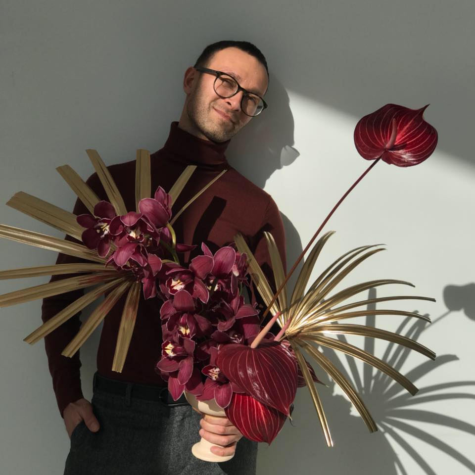 Мужчина с цветочной композицией икебана, портрет, взрослый, лицо.