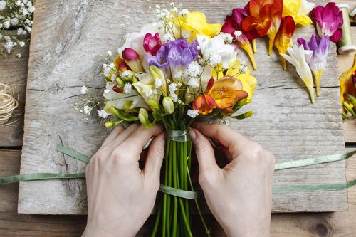 Букет цветов с красивым цветочным оформлением в графическом стиле с рисунком.