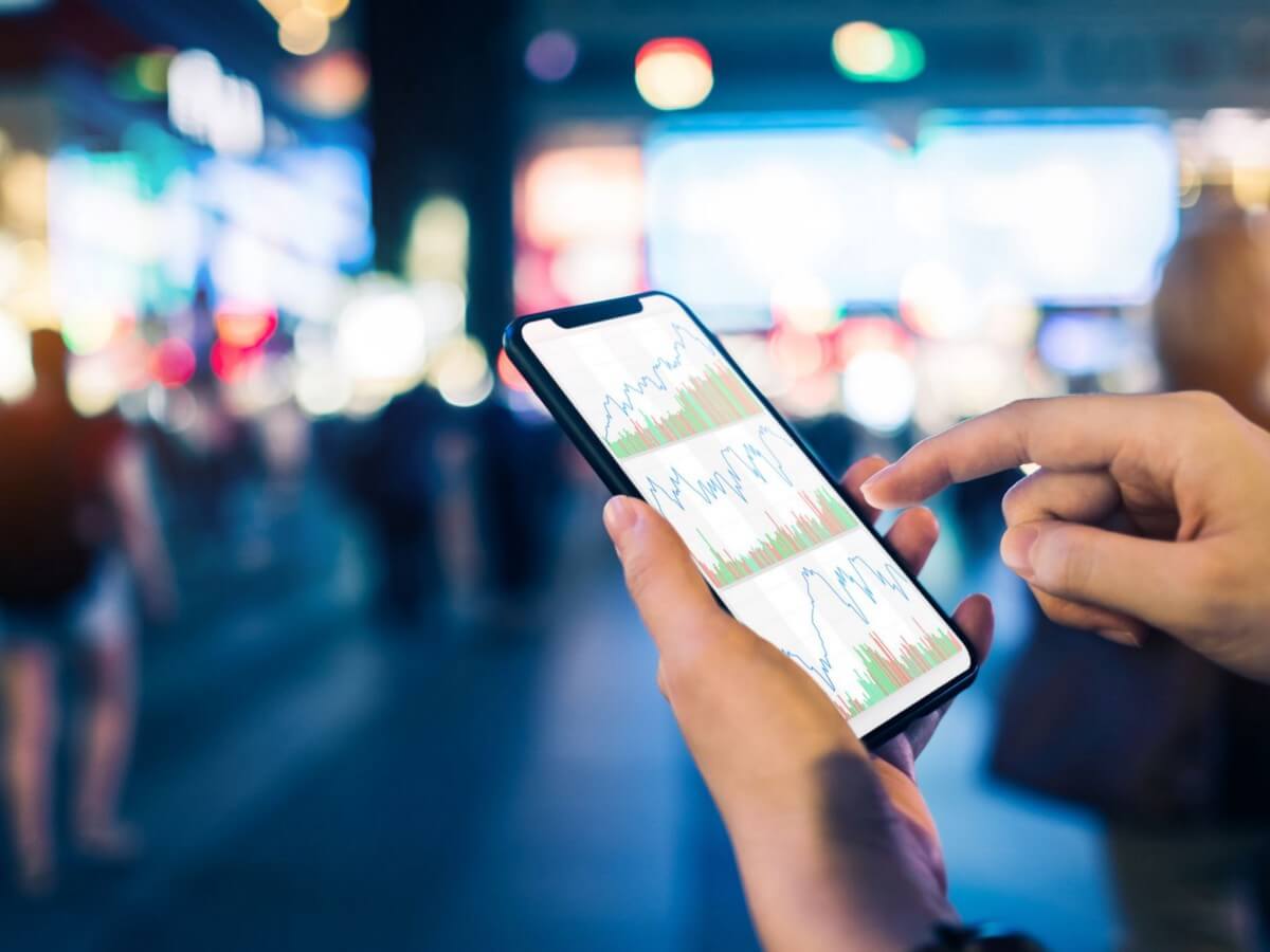 Электроника: мобильный телефон iPhone, фото передней панели с выключенным экраном.