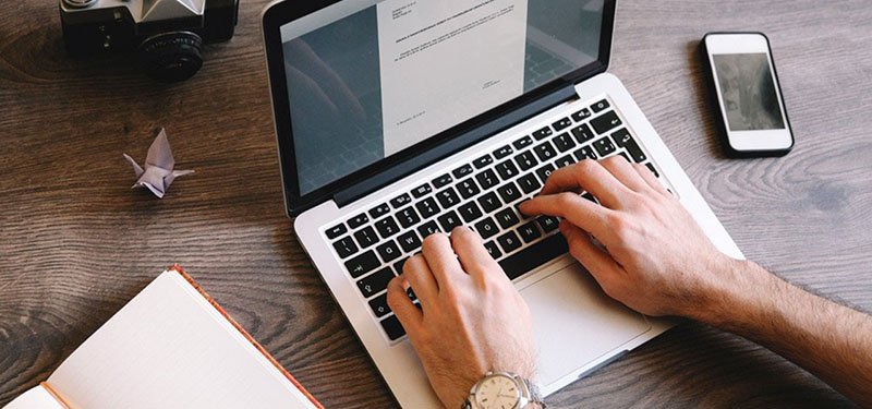 Ноутбук, монитор, мобильный телефон, клавиатура компьютера. Электроника, аппаратное обеспечение, текст.