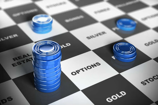 Шахматы на доске, игра в шахматы, стратегическая игра.