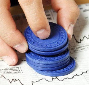 Маленькая детская ручка сжимает палец взрослого, нежный момент.