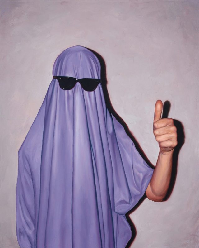 Модный взгляд женщины с очками, одетой в одежду и аксессуары, украшенные.