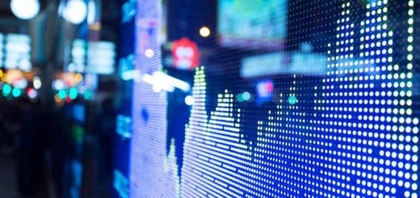 Светильник уличного освещения на фоне городского урбанизма с компьютерным монитором.