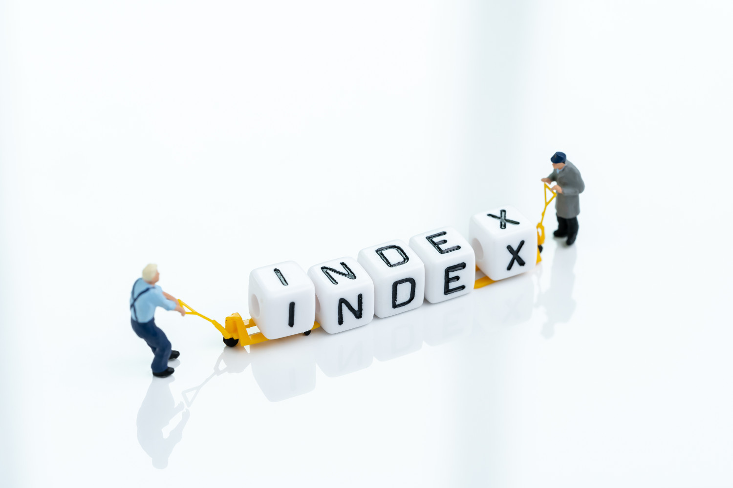 Статуэтка человека, убирающаяся, с надписью.