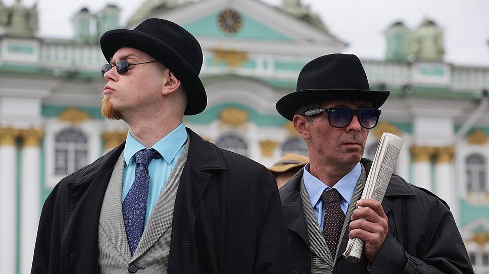 Мужчина в формальной одежде: шляпа, пальто, костюм, галстук. Портрет взрослого мужчины.