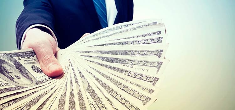 Деньги и аксессуары: человек в деловом костюме с галстуком, доллары.