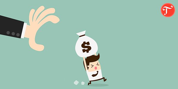 Человек наносит крем на руку перед наслаждением мороженым - фото.