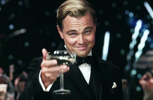 Мужчина в костюме с улыбкой на лице, фотопортрет взрослого мужчины.