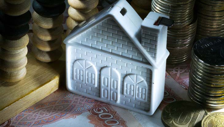 Шахматная доска с фигурами - игровое поле для умственной битвы.