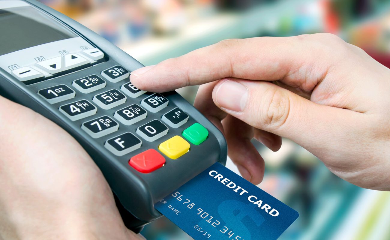 Изображение текста на кредитной карте, оформленной для оплаты онлайн.