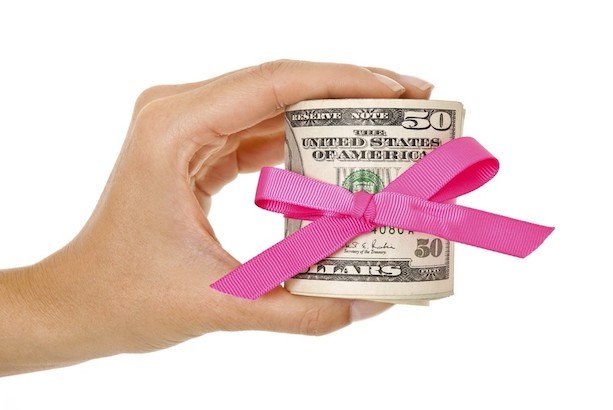 Деньги, кальян, человек - изображение с наличием всех трех элементов.