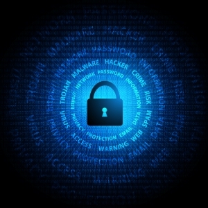 Человек, охрана - персонал в форме проводит проверку безопасности объекта.