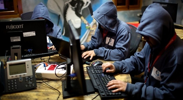 Человек работает за ноутбуком с клавиатурой и мышью на столе в офисе.