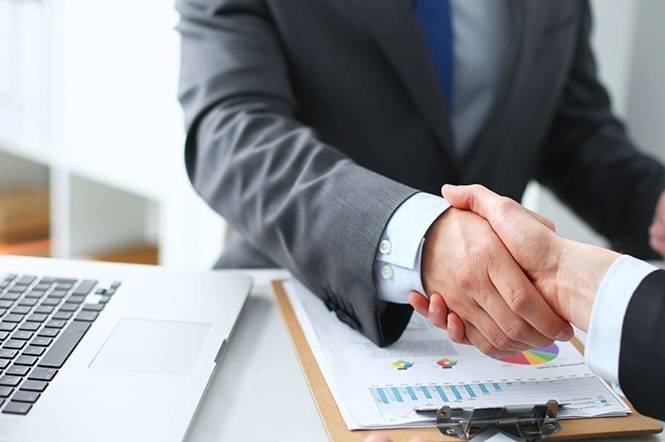 Оружие на фоне компьютерной техники: пистолет, лэптоп, ПК, электроника.