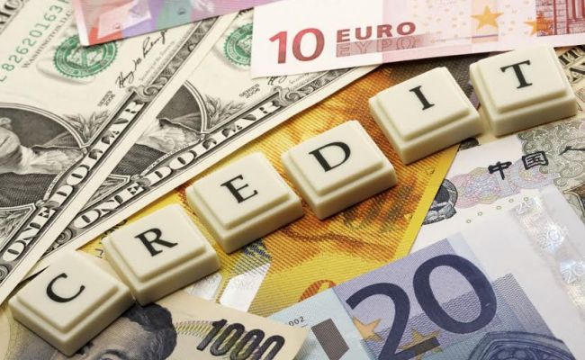 Деньги - символ, число и текст на фотографии.