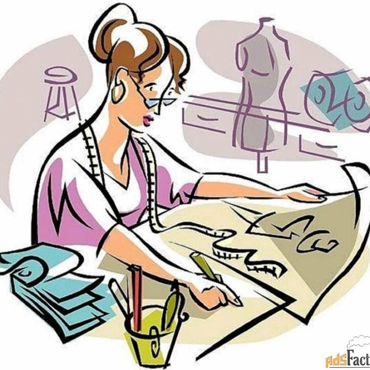 Человек с улыбающимся лицом, шьет что-то, убирает на голове.