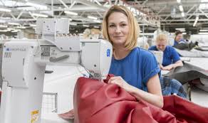 Взрослая женщина шьет на швейной машине - ключевые слова: Взрослая, Женщина, Шитье.