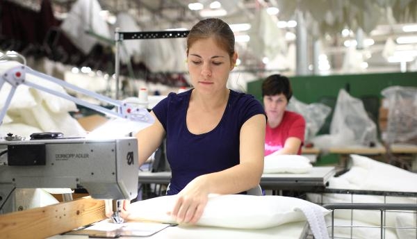 Архитектура здания с фабрикой, производство с участием юноши, подростка и мужчины.