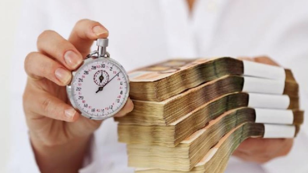 Аксессуары: ювелирное изделие — подвеска-медальон с закрывающимся ложементом.