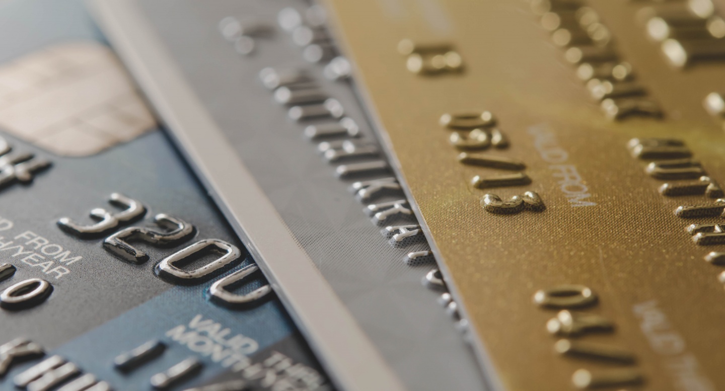 "Текст: Кредитная карта, электроника, мобильный телефон. Фото телефона."