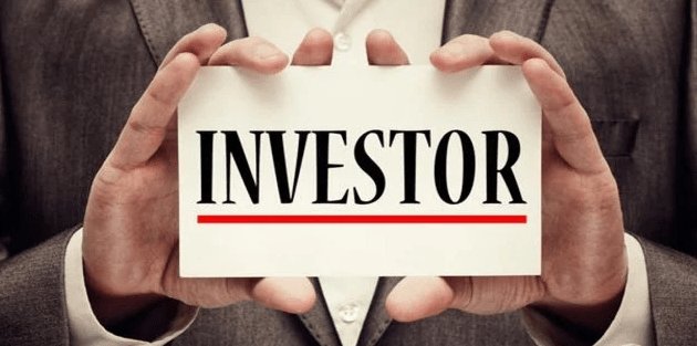 Младенец с текстом на руке, рука младенца с написанным текстом.