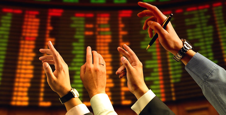 Часть тела рука с пальцем на экране устройства, люди в толпе.