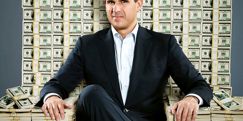 Взрослый мужчина держит доллары - оптимизированный текст для изображения на сайте.