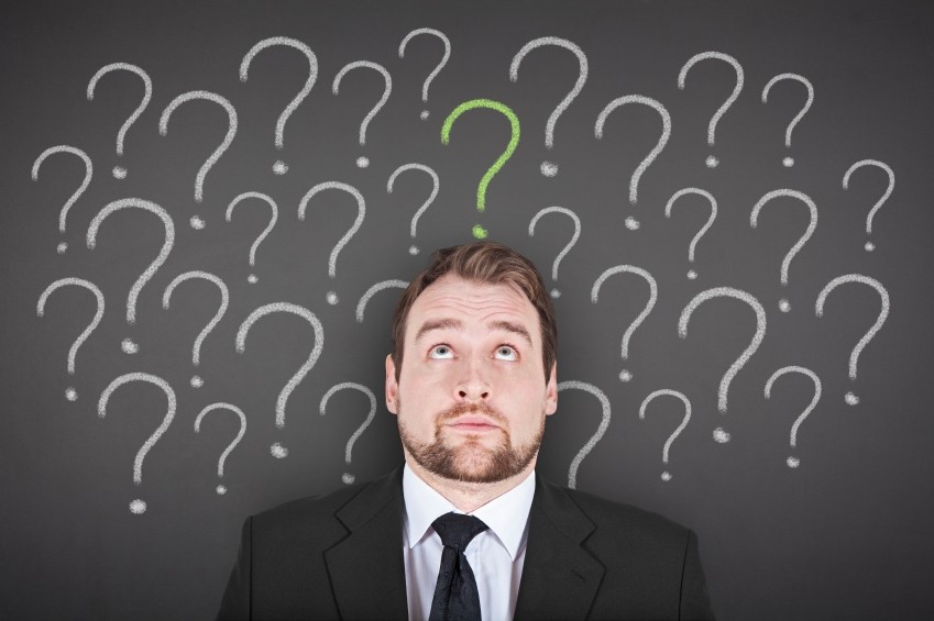 Мужчина в формальном костюме и галстуке, портретное фото с видом на лицо.