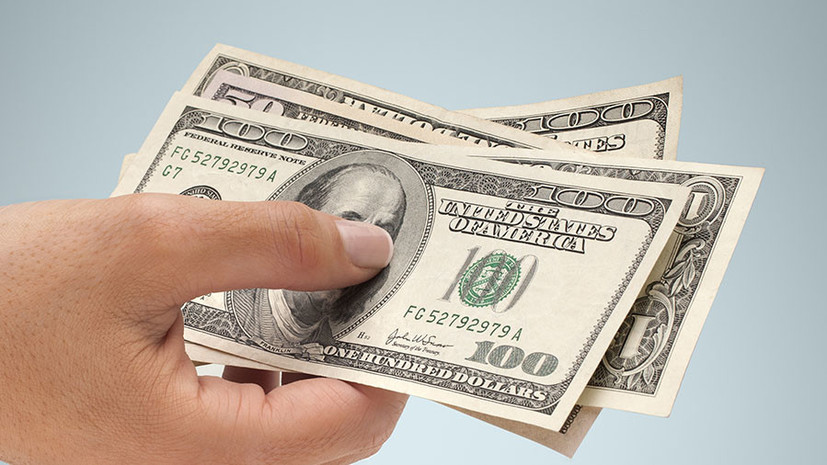 Доллары на карточке бизнесмена с текстом на бумаге. Финансы и бизнес концепция.