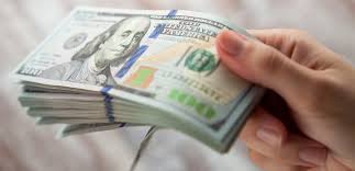 Доллары на столе - деньги и финансы в визуальной форме.