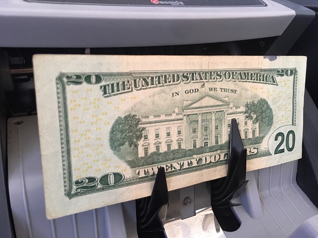 Доллары в купюрах – денежная тема, бизнес и финансы на изображении.