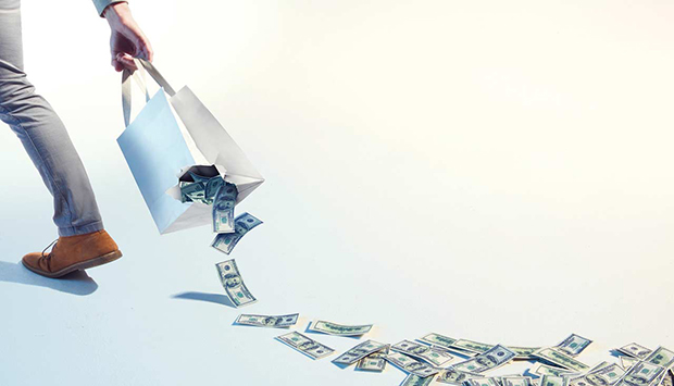 Мужчина взрослый сумку несёт на плече.