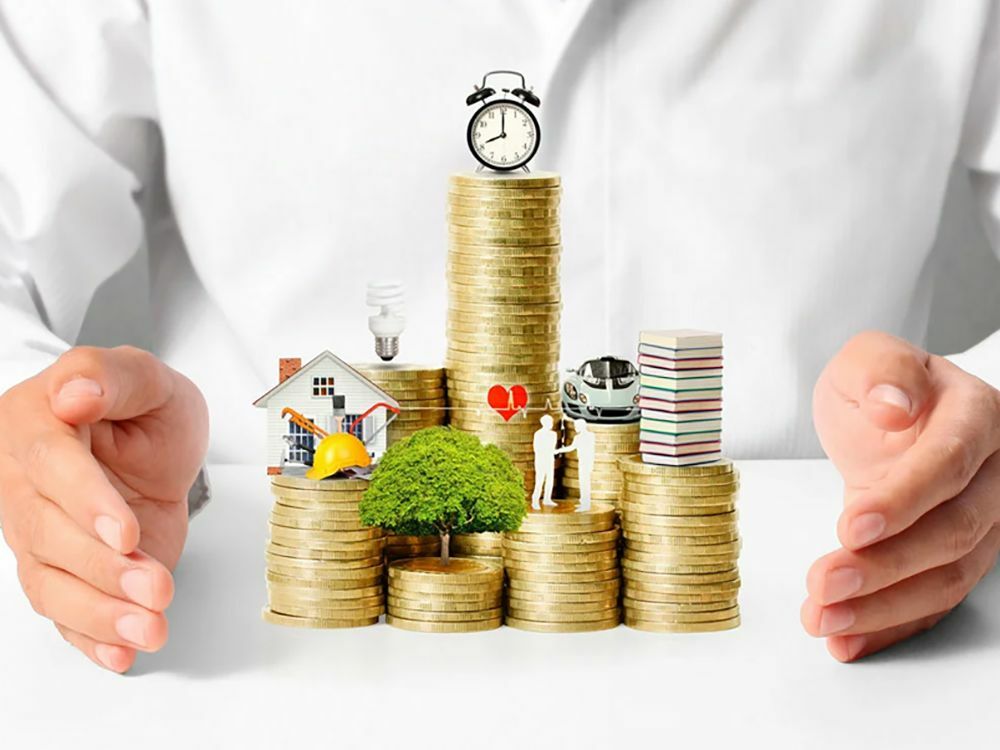 Человек с монетой рядом с едой и растением — оригинальное кулинарное представление.