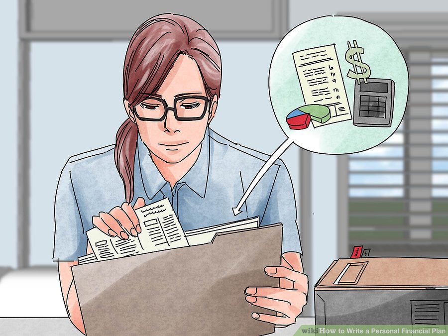 Женщина-взрослая, читающая комиксы в мягкой обложке, сосредоточенно смотрит на страницу.