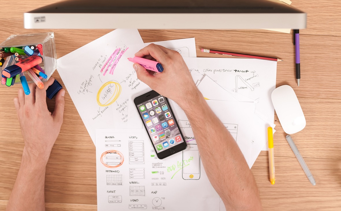 Электроника: мужчина с мобильным телефоном, человек пишет текст ручкой.