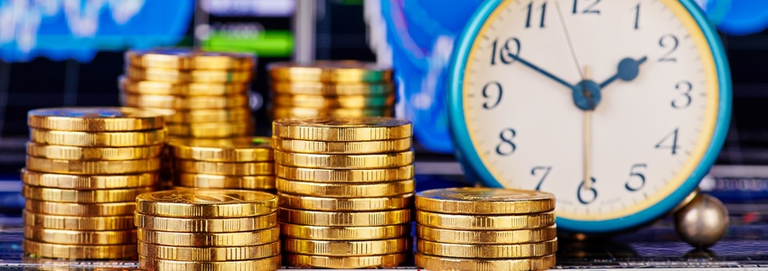 Ленточка золотого цвета на аналоговом часах.