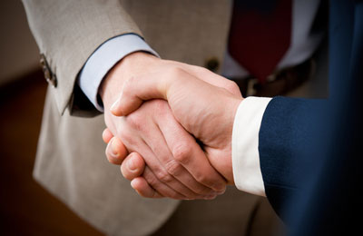 Фотография руки лица человека во время рукопожатия - ключевые слова: часть тела, рука, человек, рук